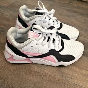 •Puma Sneakers•